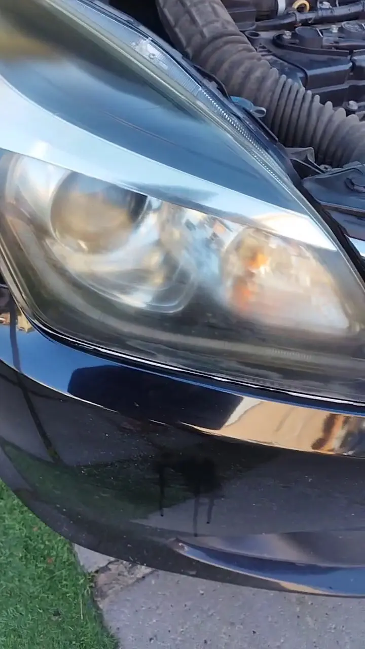 Foco de auto opaco antes del pulido profesional en Pudahuel, Santiago