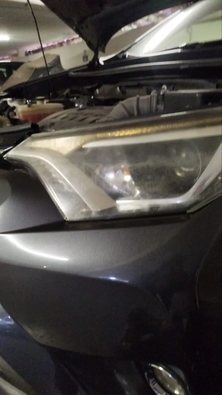 Foco de auto opaco antes del pulido profesional en Providencia, Santiago