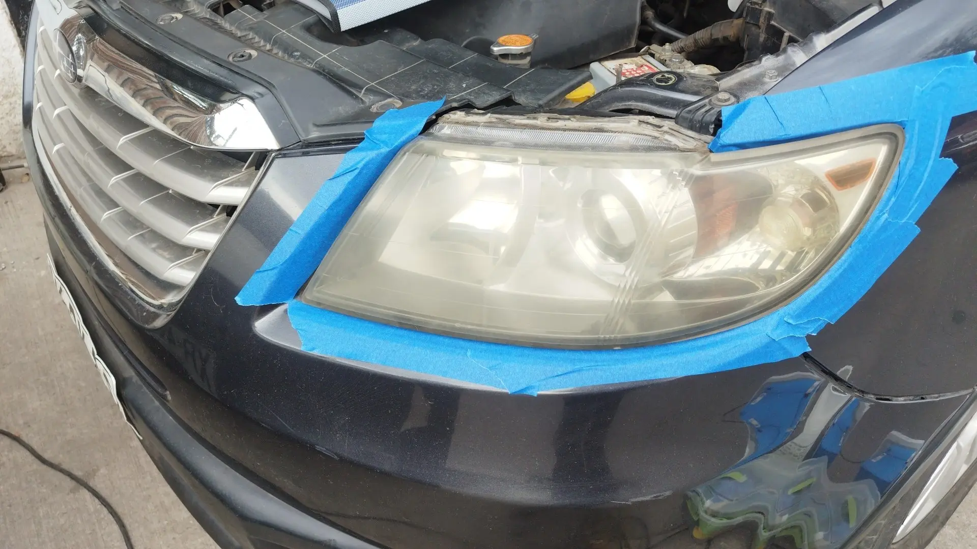 Foco de auto opaco antes del pulido profesional en Vitacura, Santiago